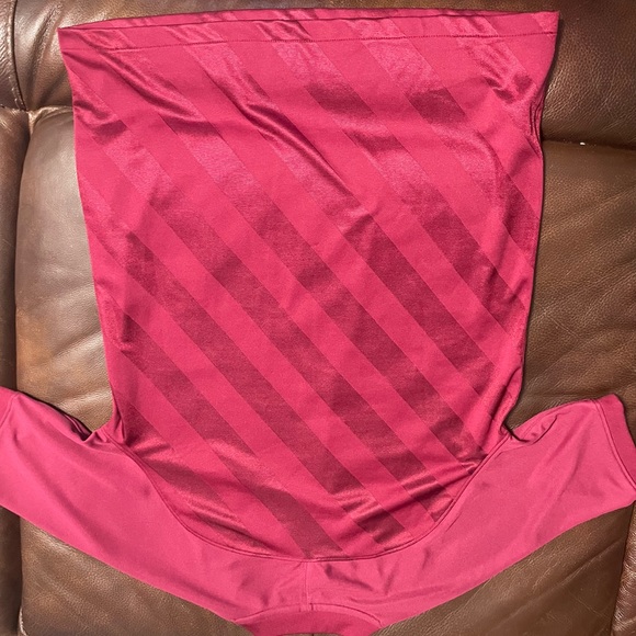 Nike pull over red shirt size youth XL and a pair of shorts size 29 waist - Picture 4 of 4